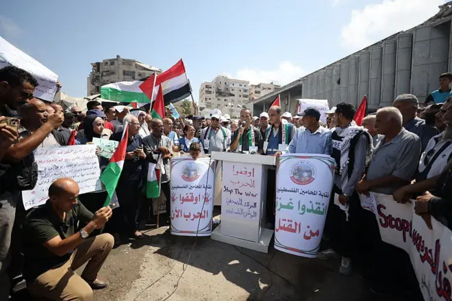 تظاهرة في حي الرمال تطالب بوقف الحرب في قطاع غزة