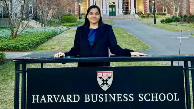 Shreya Mishra Reddy, Harvard Üniversitesi'nin tabelasıyla poz verirken