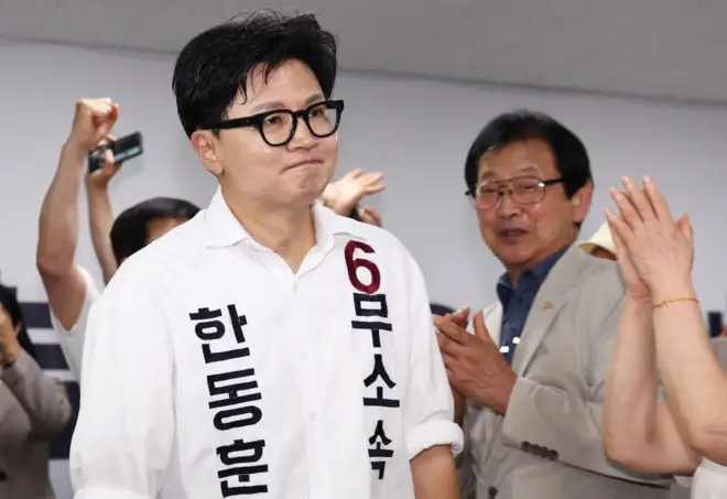 한동훈 무소속 부산 북구갑 국회의원 후보가 4일 새벽 부산 북구 선거사무소에 입장하고 있다.