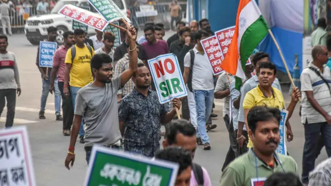 ‘নো এসআইআর’ লেখা ব্যানার হাতে বিক্ষোভকারীরা।