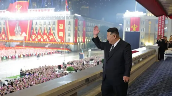 북한 노동당 창건 80주년 기념식에서 손 흔드는 김정은 국무위원장