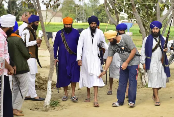 বলিউডি কায়দায় গা ঢাকা দিয়ে এখনও অধরা খালিস্তানি নেতা অমৃতপাল সিং