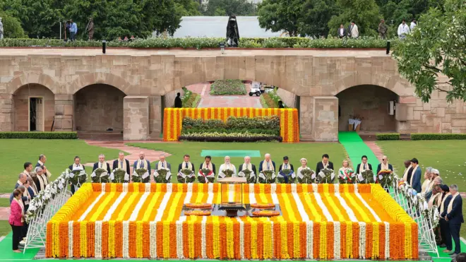  رهبران گروه ۲۰ در بنای یادبود مهاتما گاندی،‌ رهبر استقلال هند