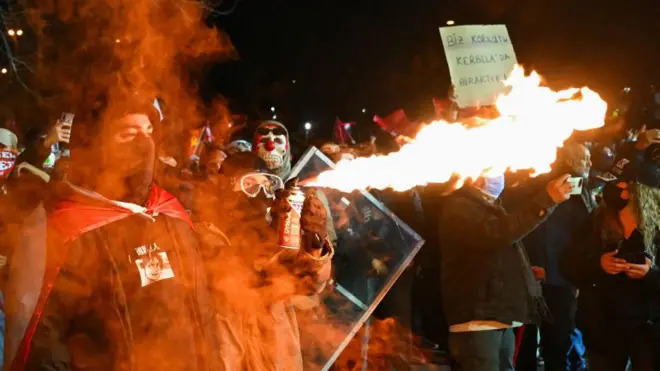 Pengunjuk rasa menggunakan semprotan gas dan korek api dalam unjuk rasa mendukung wali kota Istanbul yang ditangkap, pada 23 Maret 2025.