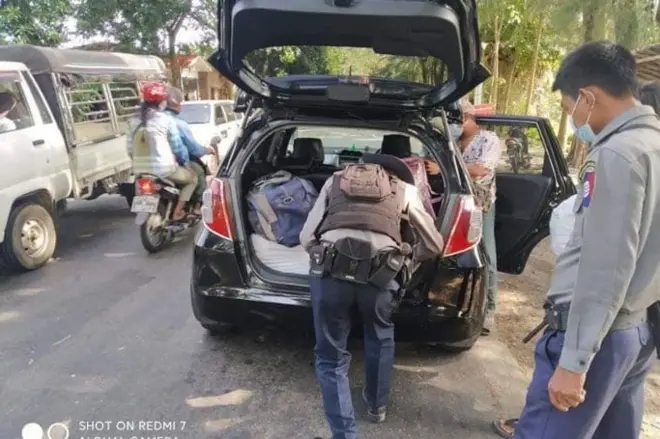 မအူပင်တံတားခြေရင်း စစ်ဆေးရေးဂိတ်