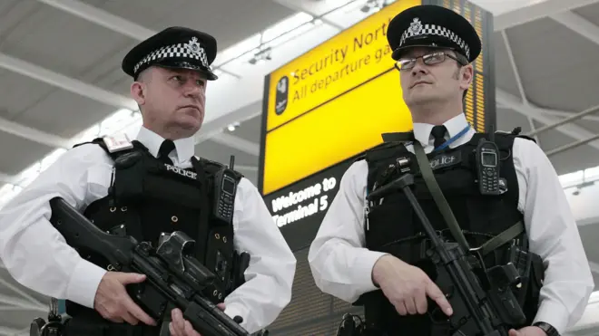 Полиция в Хитроу