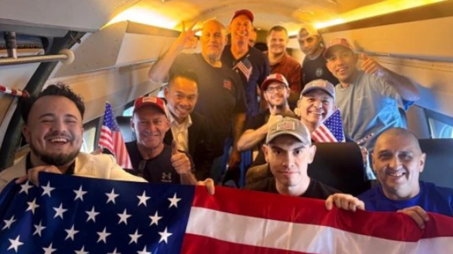 Los estadounidenses que Venezuela liberó en el avión de regreso a su país.