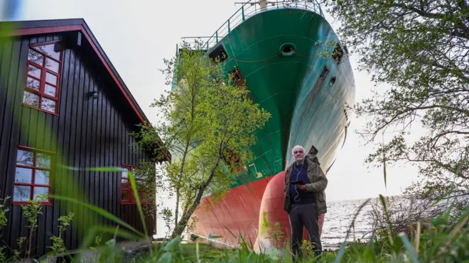 Теретни брод се насукао у двориште човеку у Норвешкој
