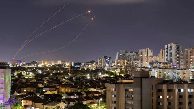 القبة الحديدية تتصدى لصواريخ 