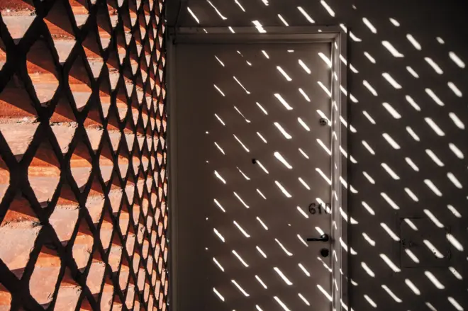 Parede de cobogós com a luz do Sol passando