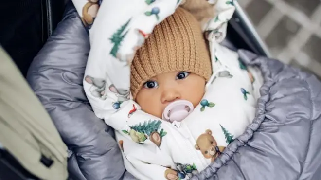 हिवाळ्यात लहान मुलं आणि बाळांच्या आरोग्याची काळजी घेणं महत्त्वाचं असतं.