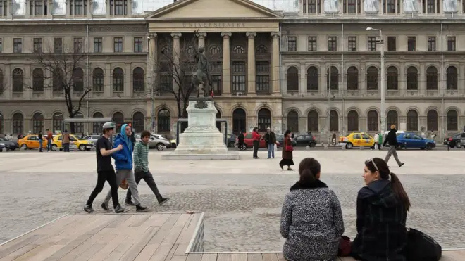 গত আড়াই বছরে অনেকটা হঠাৎ করেই বাংলাদেশ থেকে রোমানিয়ায় যাওয়ার প্রবণতা বেড়েছে। 