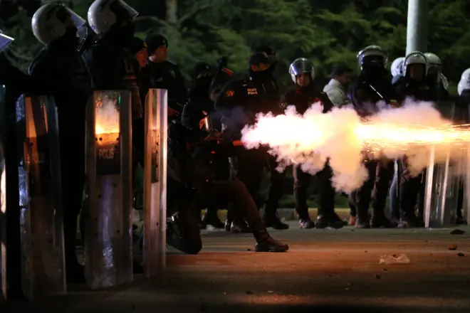 شرطة مكافحة الشغب تستخدم الغاز المسيل للدموع وخراطيم المياه لتفريق المتظاهرين خلال احتجاج على اعتقال رئيس بلدية إسطنبول، أكرم إمام أوغلو، في أنقرة، تركيا، في 20 مارس/آذار 2025.