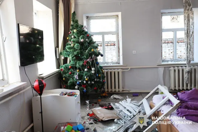 Ялинка стоїть у розтрощеній квартирі 