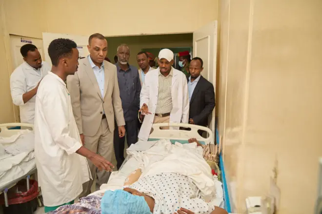 R﻿a'iisul Wasaaraha ayaa booqday qaar kamid ah dadkii ku dhaawacmay qaraxyada