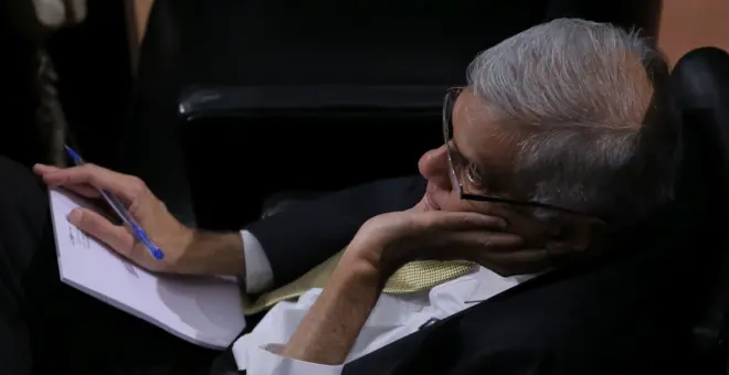 i Lankan prime minister Ranil Wickremesinghe listens while finance minister Mangala Samaraweera (unseen) presents the Budget proposals for 2019 at the Parliament complex, Colombo, Sri Lanka. Tuesday 5 March 2019. The income of the government estimated for 2019 is LKR .2,400 Billion and expenditure for the year will be LKR 4,550 billion, minister Samaraweera stated. (Photo by Tharaka Basnayaka/NurPhoto via Getty Images)