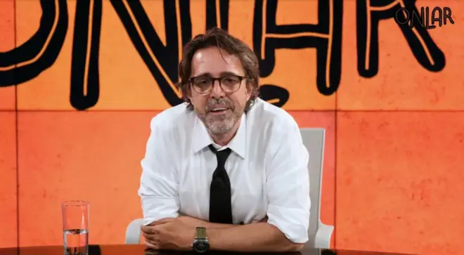 timur soykan bir TV stüdyosunda konuşurken