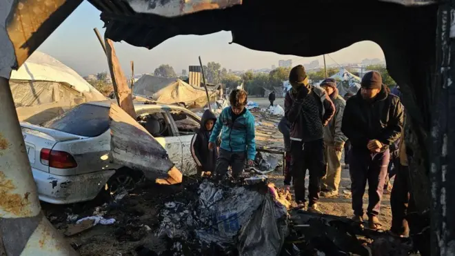 Палестинцы в лагере Аль-Маваси после атаки ЦАХАЛ