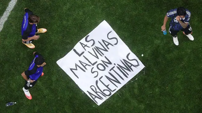 Se observa una pancarta en el campo tras la victoria de Argentina por 2-1 en el partido de semifinales de la Copa Mundial de la FIFA 2026 entre Inglaterra y Argentina, disputado en el estadio de Atlanta el 15 de julio de 2026 en Atlanta, Georgia.