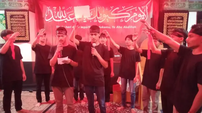 Pemuda jemaah Ahlul Bait Indonesia (ABI) Kota Bandung sedang membawakan syair duka atas kematian Imam Husein, cucu Nabi Muhammad SAW.