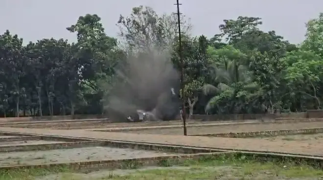 আশুলিয়া উদ্ধার হওয়া বোমাটি পরবর্তীতে ফাঁকা জায়গায় নিয়ে নিষ্ক্রিয় করা হয়