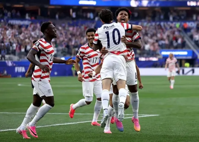 Jogadores dos EUA comemoram gol
