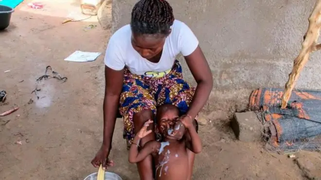 Aworan obinrin to n fipa rọ ọmọ lẹkọ mimu