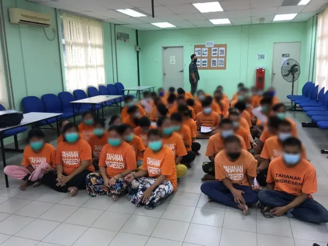 ကလေး ၄ ဦး အပါအဝင် မြန်မာ အမျိုးသား ၃၃ ဦး ၊ အမျိုးသမီး ၁၆ ဦး စုစုပေါင်း ၅၃ ဦး Pekan Nanas ထိန်းသိမ်းရေးစခန်းရှိနေတယ်လို့ မြန်မာသံရုံးက သူတို့သွားရောက်တွေ့ဆုံတဲ့သတင်းမှာ ဖော်ပြထား