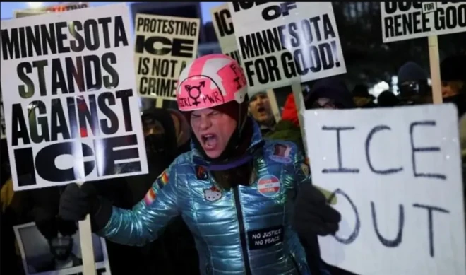 Dirista iyo ficilada askarta socdaalka ee Minnesota ayaa kicisay mudaaharaad ka dhacay gobolka.
