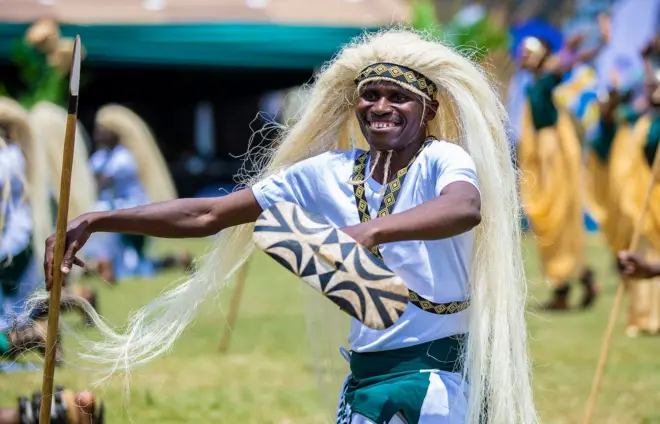 Intore irimo guhamiriza mu muhango wo Kwita Izina mu Rwanda