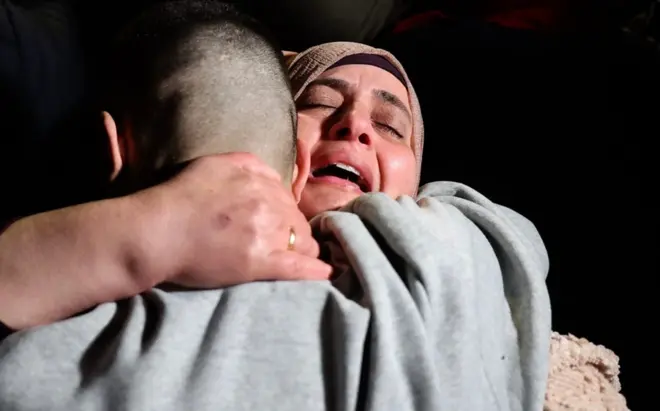 Zagrljaji i suze: Susret oslobođenih palestinskih zarobljenika s porodicima