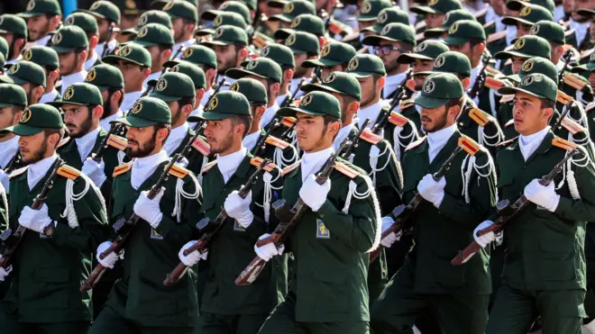 نیروهای مسلح سپاه در حال رژه با یونیفرم نظامی