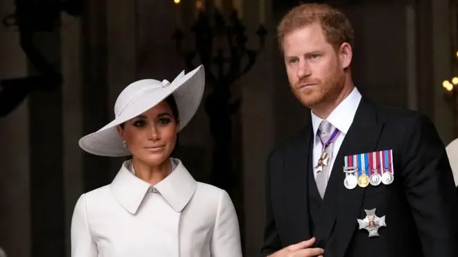 Prens Harry ile Meghan Markle, Kraliçe 2. Elizabeth'in hükümdarlığı için düzenlenen şükran ayininin ardından Londra'daki St Paul's Katedrali'nden ayrılıyor, 3 Haziran 2022. Bu etkinlik, Platin Jübileyi kutlamak amacıyla düzenlenen dört günlük kutlamaların ikinci gününde gerçekleştirildi. Birleşik Krallık'ta uzun tatil hafta sonuna yayılan etkinlikler, hükümdarın 70 yıllık hizmetini kutlamayı amaçlıyordu.