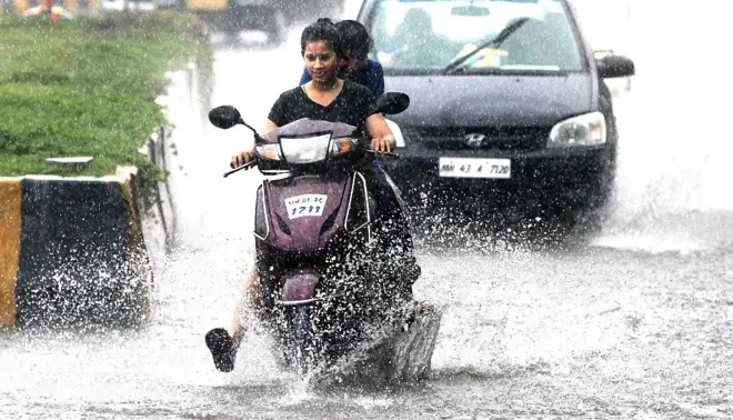 వర్షంలో వాహనాలు