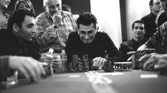 تصویر اسفندیاری (وسط) در سال ۲۰۰۵، در حال بازی در یک رویداد خیریه در بورلی هیلز