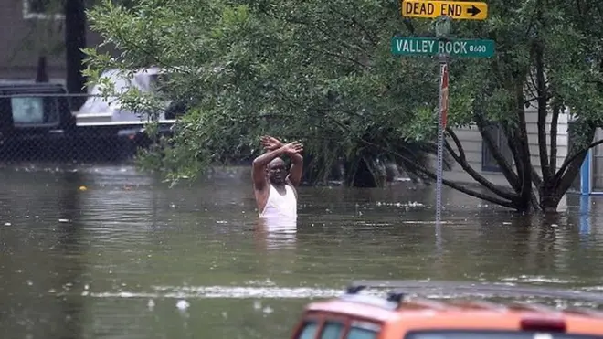 Many people for different parts of Texas dey find rescue crew to help dem.
