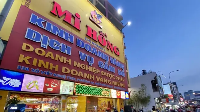 Bên ngoài một tiệm vàng Mi Hồng ở TP HCM