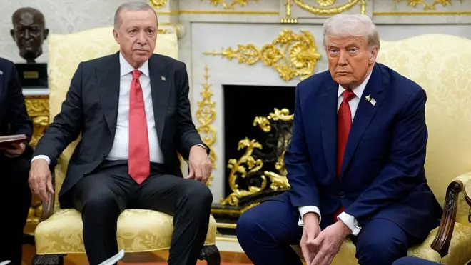 Erdogan ( à esquerda) e Trump (à direita) sentados em duas cadeiras no Salão Oval.