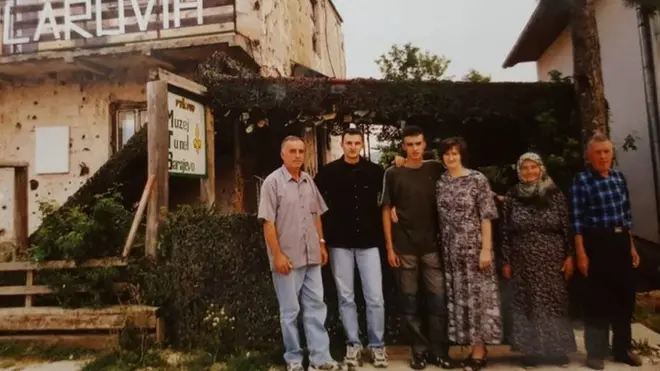 porodica Kolar pred kucom,1998. godina