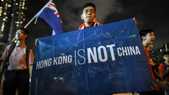 示威者手中旗帜上印有香港不是中国