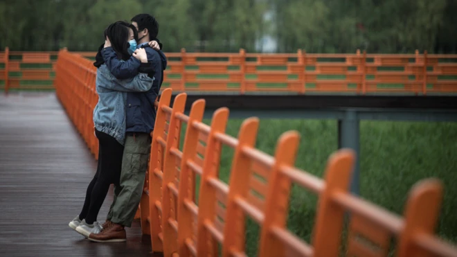 Hayatın normale dönmeye başladığı Vuhan'da parklar da kısmen açıldı.