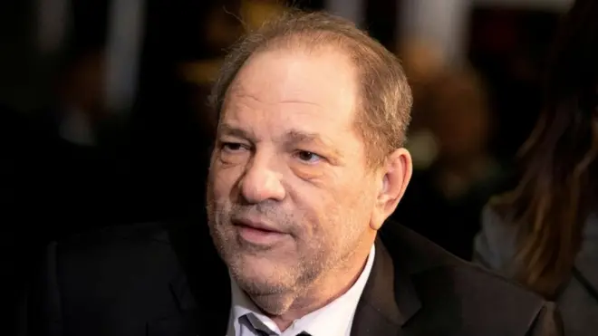 Harvey Weinstein yeroo ammaa hidhaa ganna 23n adabamee hidhaa keessa jira