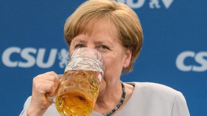 Меркель с кружкой пива