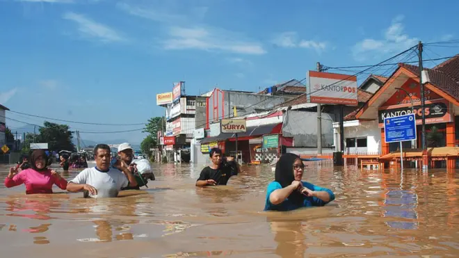 Kota Bandung beberapa kali dilanda banjir pada 2016, termasuk ketika banjir menghanyutkan sebuah mobil di Jalan Pagarsih, 16 November lalu.