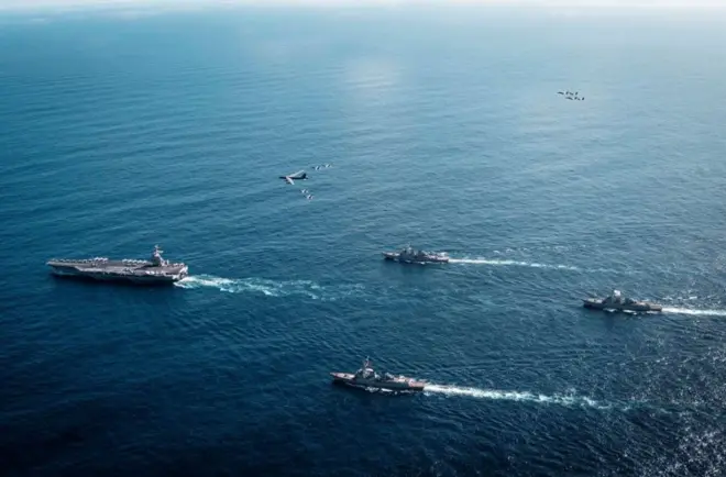 تبحر مجموعة حاملات الطائرات "جيرالد آر. فورد" التابعة للبحرية الأمريكية، والتي تضم حاملة الطائرات الرئيسية "يو إس إس جيرالد آر. فورد"، وحاملات الطائرات "يو إس إس وينستون إس. تشرشل"، و"يو إس إس ماهان"، و"يو إس إس بينبريدج"، بتاريخ 13 نوفمبر/تشرين الثاني 2025