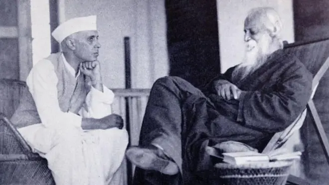 रवींद्रनाथ टागोर (1861 ते 1941) यांच्यासोबत पंडित जवाहरलाल नेहरू. हा फोटो 1940 सालचा आहे.