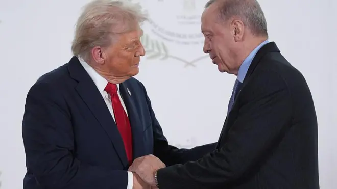 ABD Başkanı Trump ile Erdoğan Gazze zirvesinde el sıkışıyor. birbirlerine dostça bakıyor. (13 Ekim 2025)