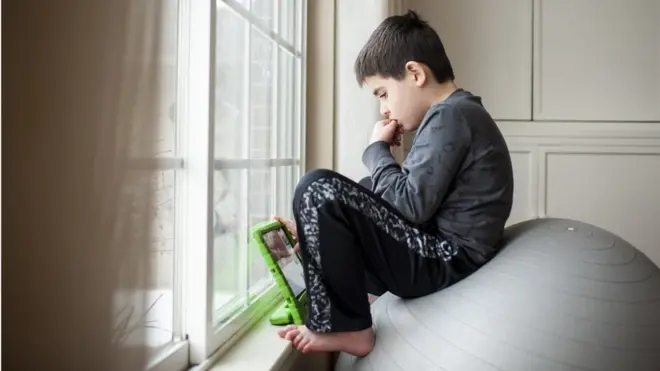 Neki od znakova autizma mogu se primetiti u ranom detinjstvu (ilustracija)