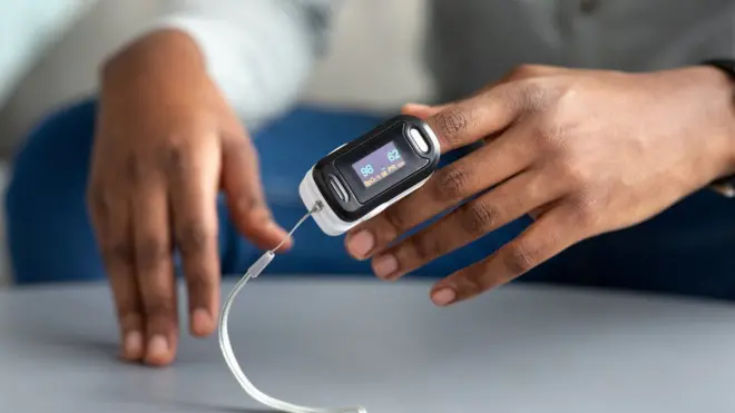 أجهزة قياس التأكسج النبضي استخدمت بشكل متزايد في المستشفيات وفي المنازل.