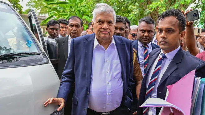 රනිල් වික්‍රමසිංහ අධිකරණය වෙත යමින්